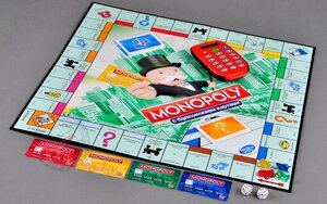 Настольная игра Монополия с банковскими карточками Hasbro фото 2