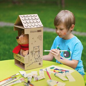 Ребенок может раскрасить упаковку-домик и использовать ее в играх.