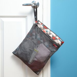 Водонепроницаемая сумка для мокрых вещей Grab&Go Wet/Dry, 38*30 см, треугольники Skip Hop фото 4