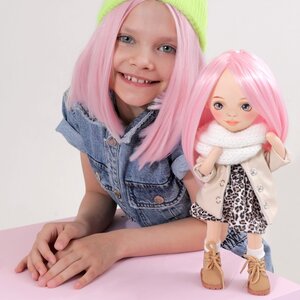 Мягкая кукла Sweet Sisters: Billie в кожаном пуховике 32 см, коллекция Европейская зима Orange Toys фото 1