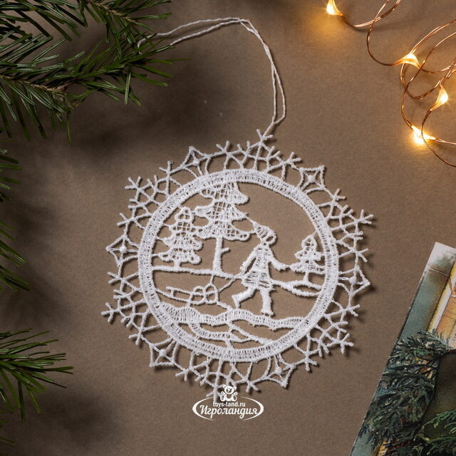 Кружевная елочная игрушка Прогулка с саночками - White Lace 8 см Vogel
