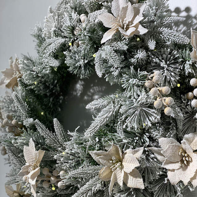 Венок с лампочками Colonial заснеженный 61 см, 50 теплых белых LED ламп, на батарейках, ЛИТАЯ + ЛЕСКА + ПВХ National Tree Company