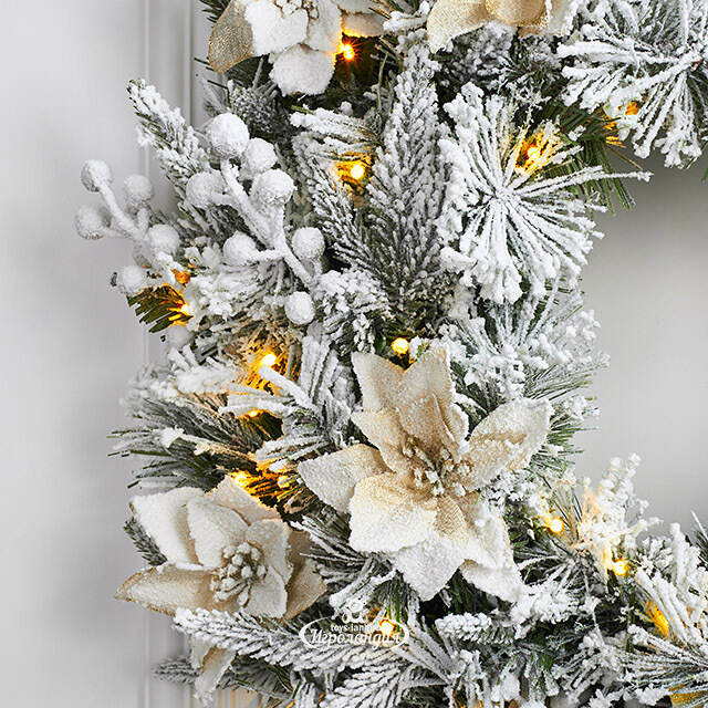 Венок с лампочками Colonial заснеженный 61 см, 50 теплых белых LED ламп, на батарейках, ЛИТАЯ + ЛЕСКА + ПВХ National Tree Company