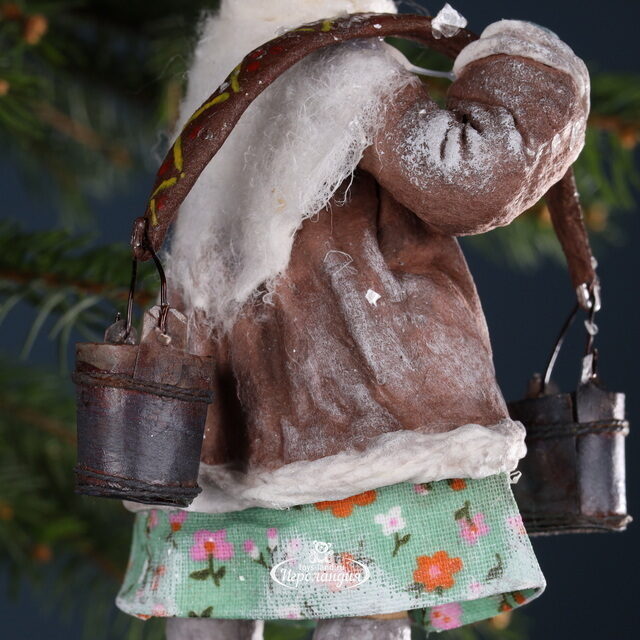 Ватная елочная игрушка Аннушка с коромыслом 13 см, подвеска Winter Deco