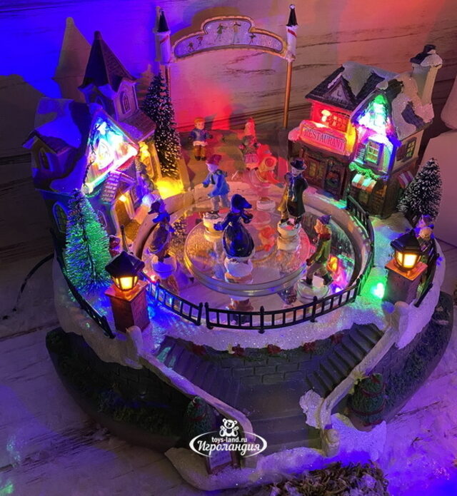 Светящаяся композиция Танцы на катке в ChristmasVille 27*25 см, с движением и музыкой Kaemingk