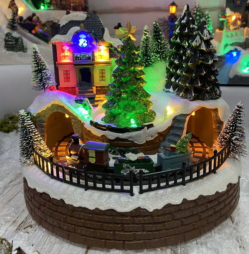 Светящаяся композиция Christmas Village: Рождественский экспресс в Кристмасбург 18*17 см, с движением и музыкой, на батарейках Kaemingk