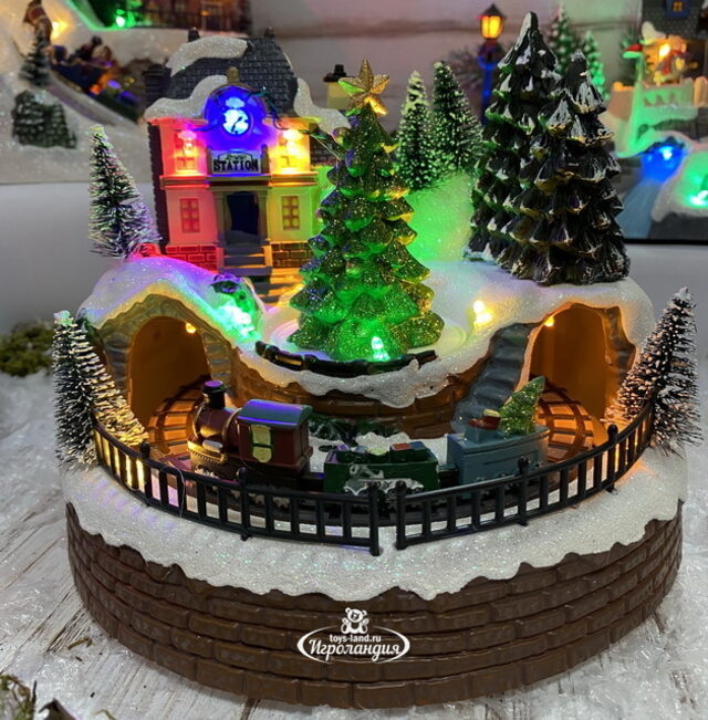 Светящаяся композиция Christmas Village: Рождественский экспресс в Кристмасбург 18*17 см, с движением и музыкой, на батарейках Kaemingk