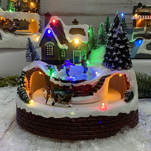 Светящаяся композиция Christmas Village: Праздничные хлопоты в Кристмасбурге 18*17 см, с движением и музыкой, на батарейках Kaemingk