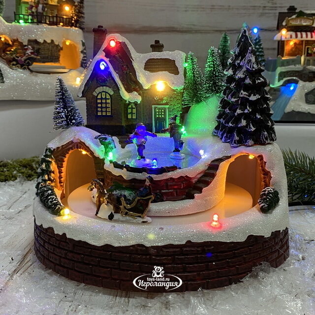 Светящаяся композиция Christmas Village: Праздничные хлопоты в Кристмасбурге 18*17 см, с движением и музыкой, на батарейках уцененная Kaemingk