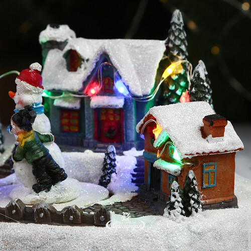 Светящаяся композиция Винтербург перед Рождеством: Снеговик в городе 17*13 см, с движением и музыкой Kaemingk