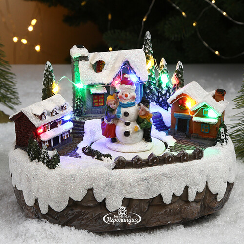 Светящаяся композиция Винтербург перед Рождеством: Снеговик в городе 17*13 см, с движением и музыкой Kaemingk