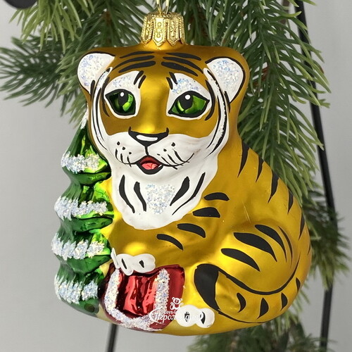 Стеклянная елочная игрушка Тигренок с елкой 8.5 см золотой Фабрика Елочка