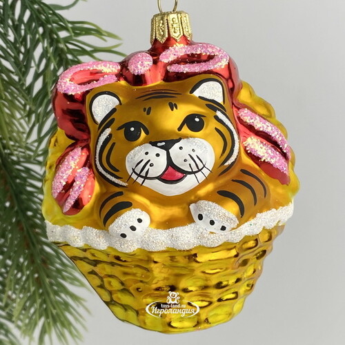 Стеклянная елочная игрушка Тигренок Тейлор в корзинке 8 см Фабрика Елочка