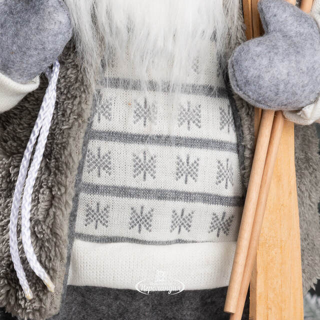 Санта - Северный волшебник с подарками и лыжами 60 см Peha