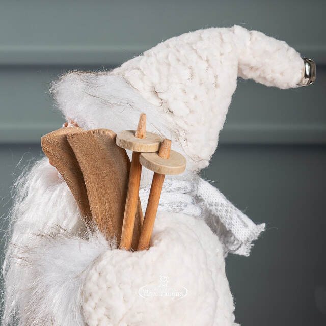 Санта в мохнатой шубе с подарками и лыжами 25 см Peha