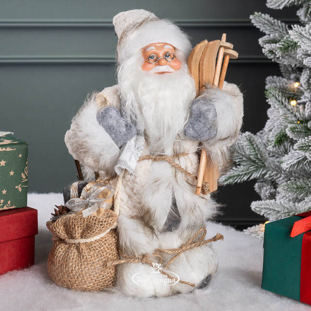 Санта в мохнатой шубе с подарками и лыжами 25 см Peha