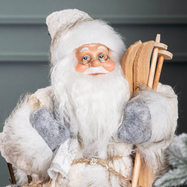 Санта в мохнатой шубе с подарками и лыжами 25 см Peha
