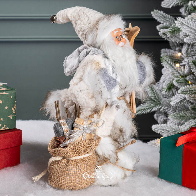Санта в мохнатой шубе с подарками и лыжами 25 см Peha