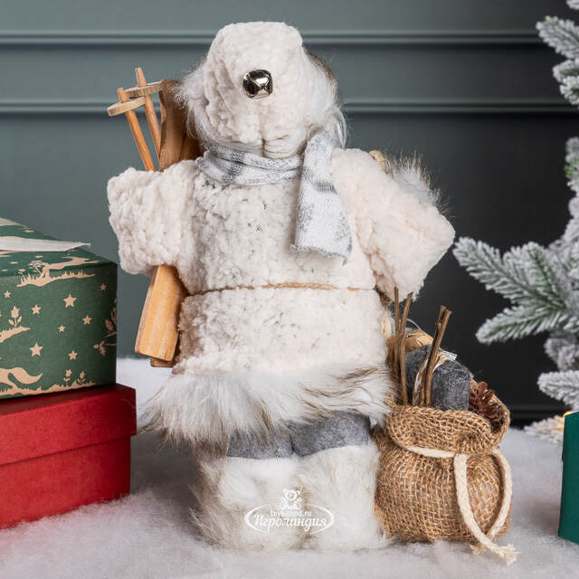 Санта в мохнатой шубе с подарками и лыжами 25 см Peha