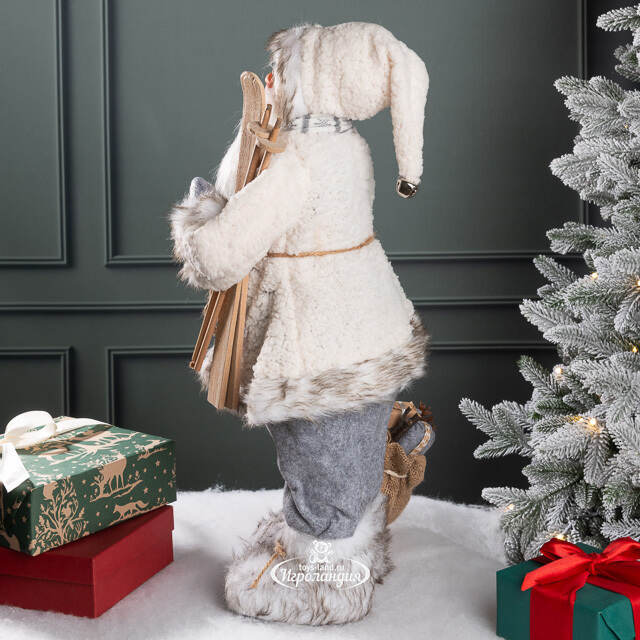 Санта в овечьей шубе с подарками и лыжами 61 см Peha