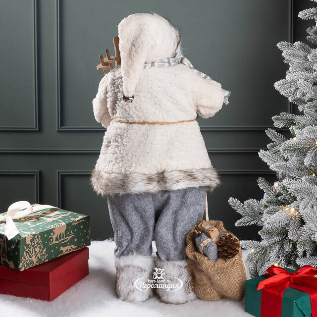 Санта в овечьей шубе с подарками и лыжами 61 см Peha