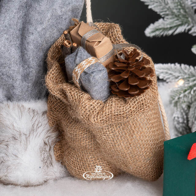 Санта в овечьей шубе с подарками и лыжами 61 см Peha