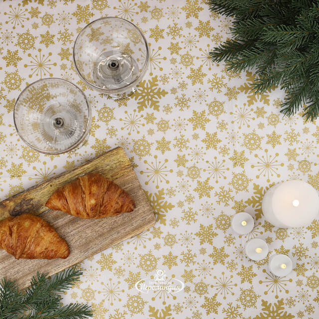 Новогодняя скатерть Праздничные Снежинки 180*130 см золотистая Koopman