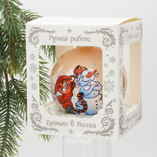Стеклянный елочный шар Тигренок и Снеговик - Christmas Joy 80 мм бежевый Коломеев