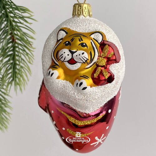 Стеклянная елочная игрушка Тигр в рукавичке 8 см красная, подвеска Фабрика Елочка