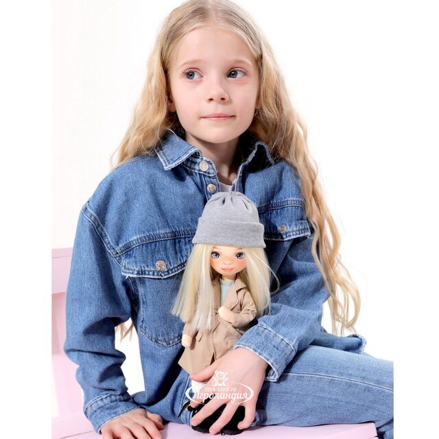 Мягкая кукла Sweet Sisters: Mia в бежевом тренче 32 см, коллекция Европейская зима Orange Toys (Орандж Тойс)