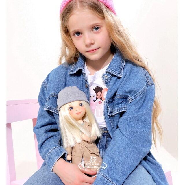 Мягкая кукла Sweet Sisters: Mia в бежевом тренче 32 см, коллекция Европейская зима Orange Toys (Орандж Тойс)