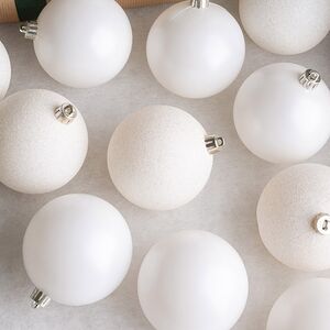 Набор пластиковых шаров Grande Collection - Белый, 8 см, 34 шт Winter Deco фото 2