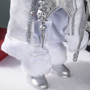Фигура под елку Санта-Клаус в серебряной шубке 45 см Winter Deco фото 6