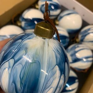 Набор стеклянных шаров Marble Indigo 8 см, 12 шт, уцененный Winter Deco фото 9