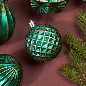 Набор пластиковых шаров Divine 6-8 см, 24 шт, зеленый с золотым Winter Deco фото 4