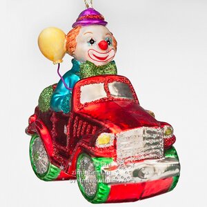 Стеклянная елочная игрушка Клоун в красном автомобиле 10*10 см, подвеска