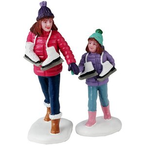 Набор фигурок Семейная прогулка на коньках 7 см, 2 шт