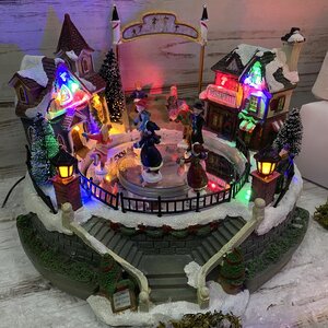 Светящаяся композиция Танцы на катке в ChristmasVille 27*25 см, с движением и музыкой Kaemingk фото 1