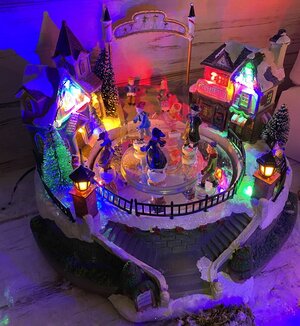 Светящаяся композиция Танцы на катке в ChristmasVille 27*25 см, с движением и музыкой Kaemingk фото 2