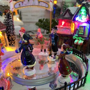 Светящаяся композиция Танцы на катке в ChristmasVille 27*25 см, с движением и музыкой Kaemingk фото 3