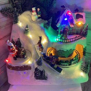 Светящаяся композиция Christmas Village: Время Подарков 26*20 см, с движением и музыкой Kaemingk фото 1