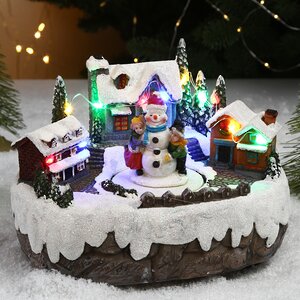 Светящаяся композиция Винтербург перед Рождеством: Снеговик в городе 17*13 см, с движением и музыкой Kaemingk фото 1