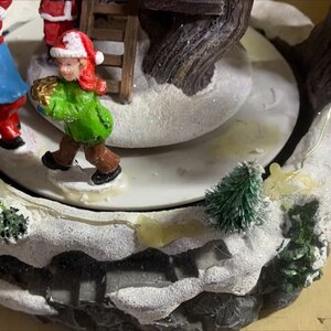 Новогодняя композиция Домик на дереве с Сантой 23 см, с подсветкой и движением, уцененная Kaemingk (Кейминг) фото 4
