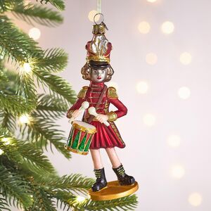 Елочная игрушка Барабанщица Глория из королевства Дрейкерк 17 см в подарочной коробке, стекло