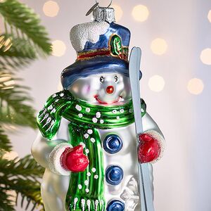 Елочная игрушка Снеговик Лейтон с лыжами 13 см в подарочной коробке, стекло Winter Deco фото 2