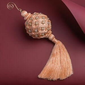 Елочный шар с кисточкой Ferainni 28 см нежно-розовый