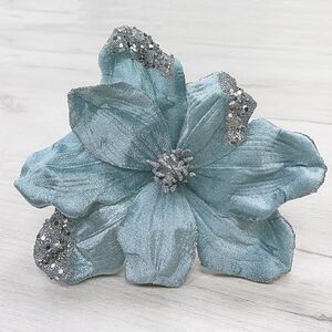 Искусственный цветок Магнолия Marinella 23 см голубой, клипса Christmas Deluxe фото 1