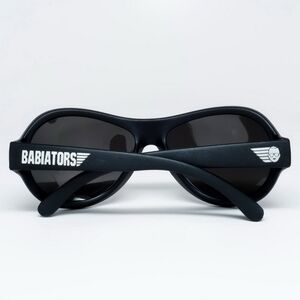 Детские солнцезащитные очки Babiators Polarized. Спецназ, 0-2 лет, черный, чехол Babiators (Бэбиаторс) фото 8