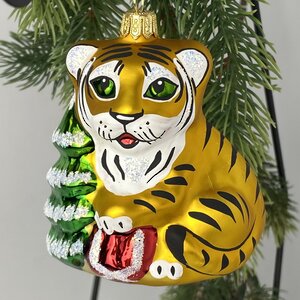 Стеклянная елочная игрушка Тигренок с елкой 8.5 см золотой Фабрика Елочка фото 1