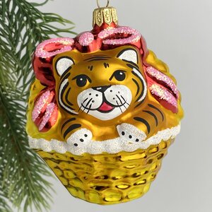 Стеклянная елочная игрушка Тигренок Тейлор в корзинке 8 см Фабрика Елочка фото 1